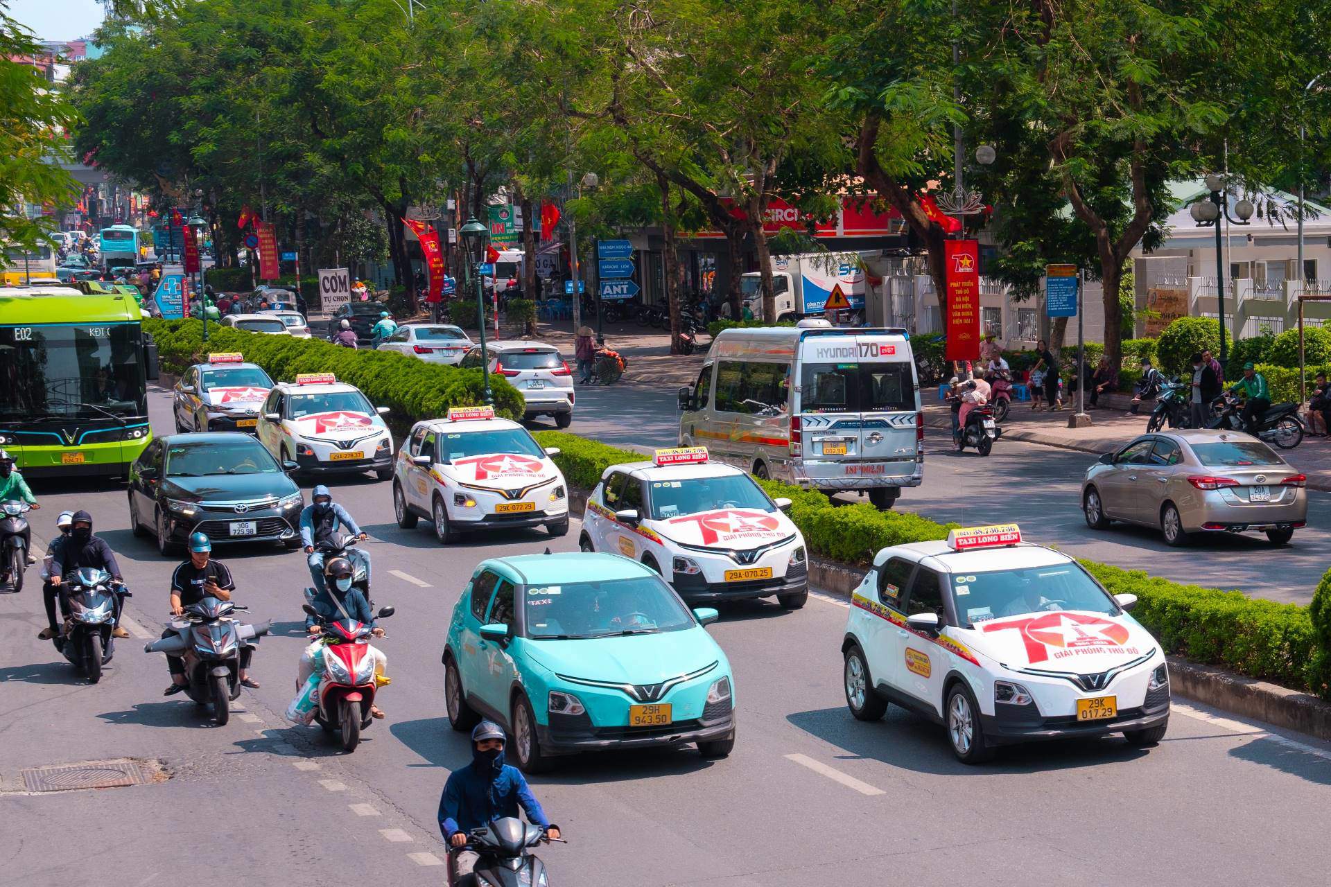 Từ nay, khách hàng của bốn hãng taxi Thanh Nga, Bắc Á, Quê Lụa và Long Biên có thể đặt xe điện ngay trên ứng dụng Xanh SM