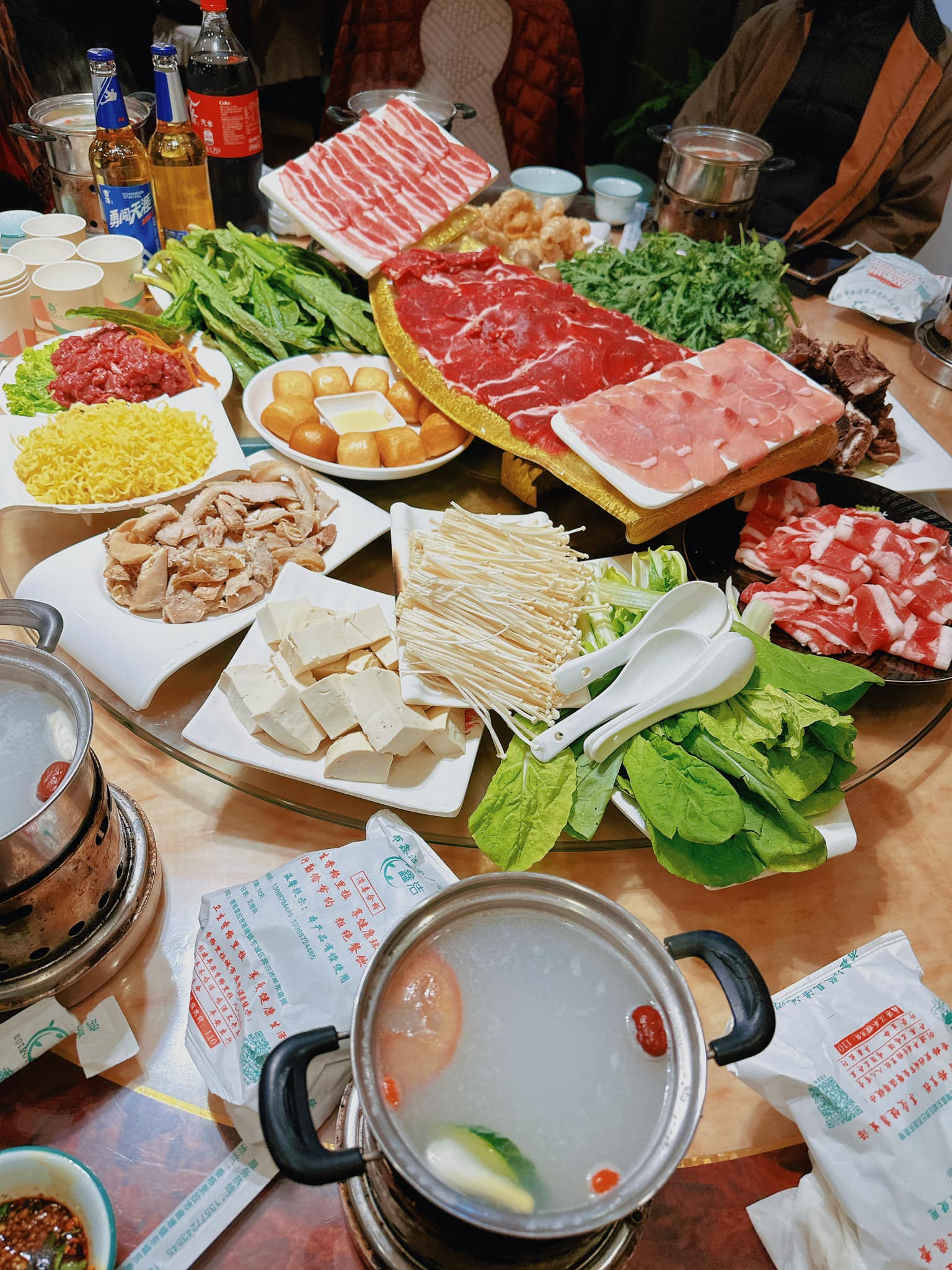 Thưởng thức món lẩu bò Yak nổi tiếng. Tuy nhiên, cô cho biết món ăn này không phù hợp với khẩu vị của mình.