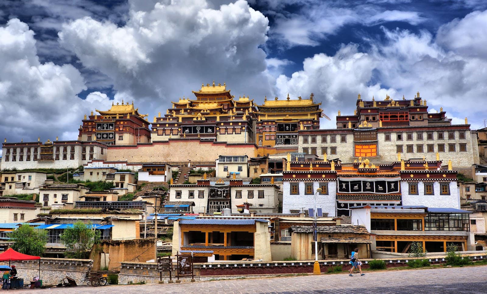 Tu viện Songzanlin, một biểu tượng của Phật giáo Tây Tạng, tọa lạc tại Shangri-La. Đây là điểm đến thu hút nhiều du khách và tín đồ tôn giáo. Với kiến trúc độc đáo và không gian linh thiêng, tu viện còn là nơi gìn giữ văn hóa và truyền thống Phật giáo Tây Tạng.