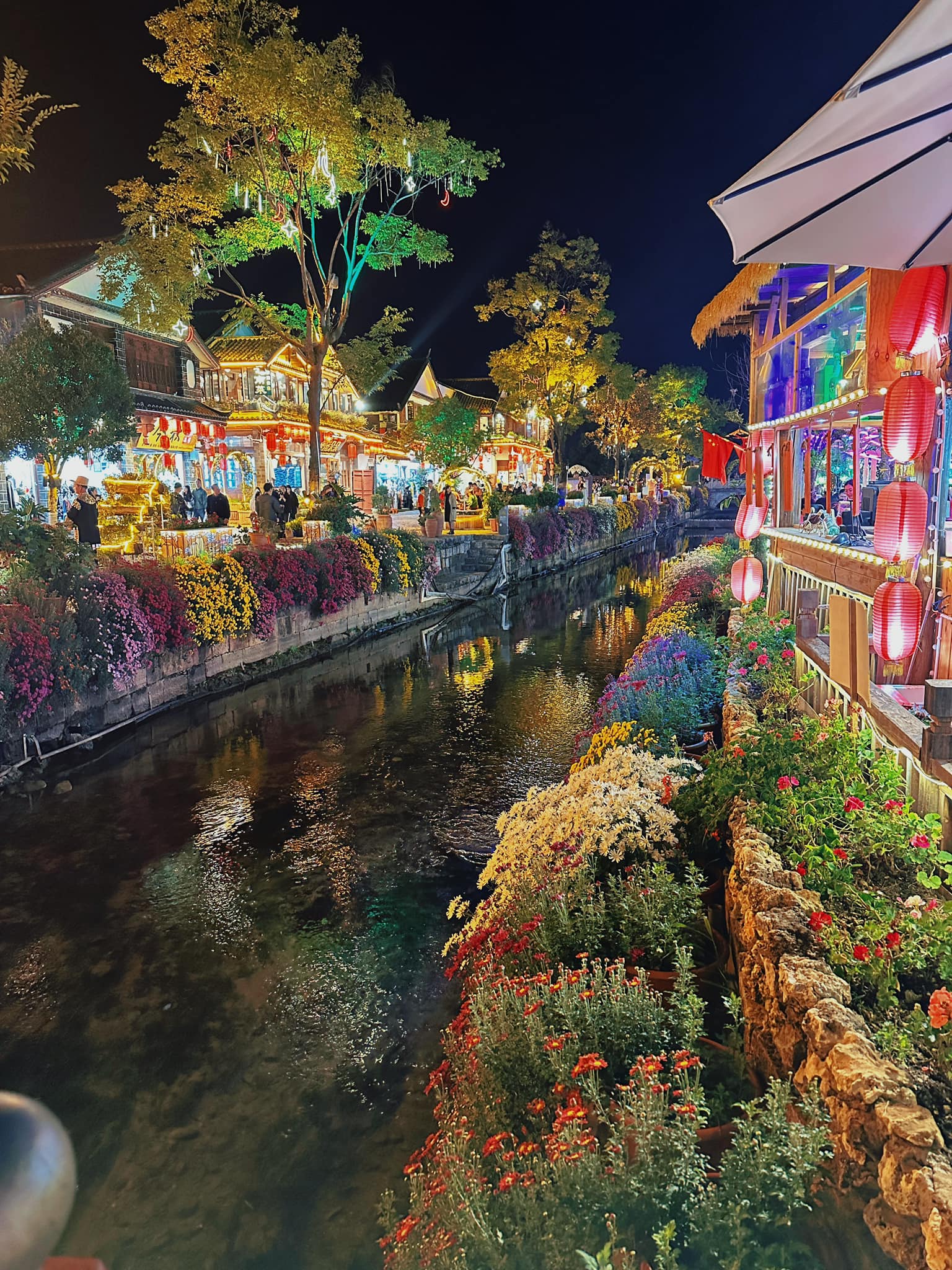 Được mệnh danh là Venice của phương Đông, thị trấn cổ này nổi bật với những con kênh, có làn nước chảy dọc qua các ngõ phố, những ngôi nhà gỗ truyền thống và con đường lát đá cổ kính.