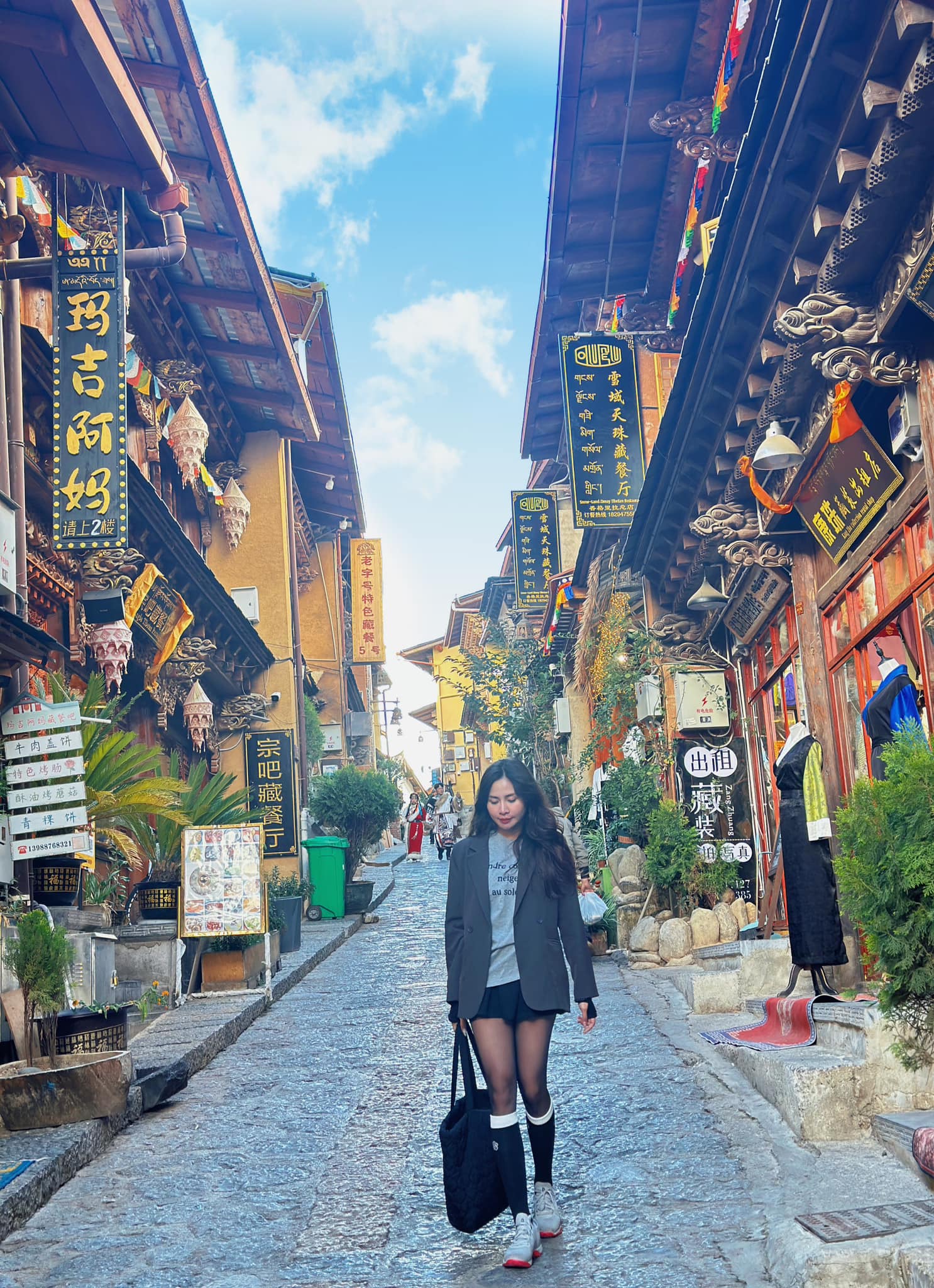 Phạm Hương ghé thăm Thành cổ Dukezong (Dukezong Ancient Town). Đây là một trong những địa danh văn hóa, lịch sử nổi tiếng nhất ở Shangri-La, thuộc tỉnh Vân Nam, Trung Quốc.