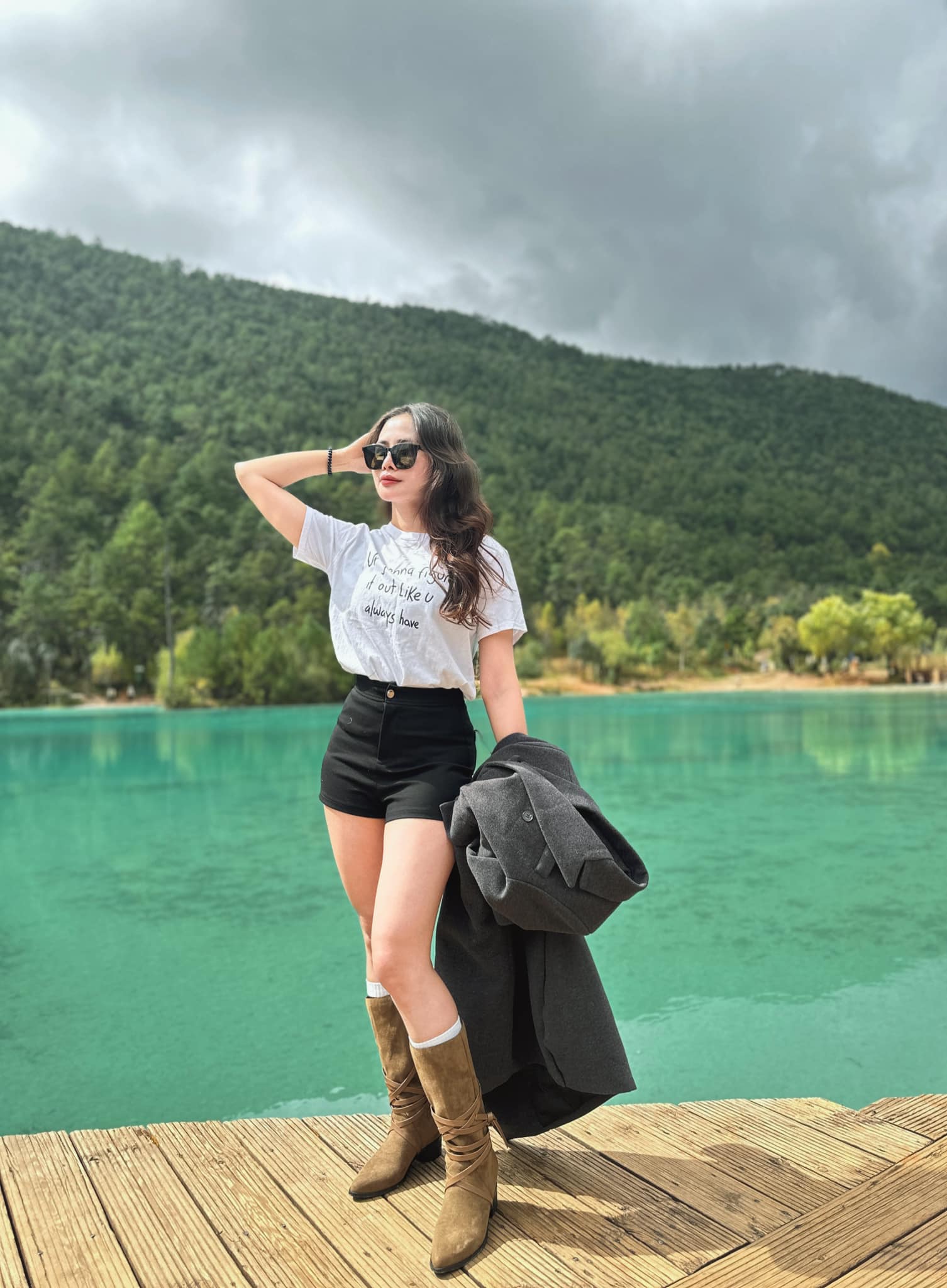 Phía sau Phạm Hương là Bạch Thủy Hòa, nơi có dòng nước trong xanh trong như ngọc