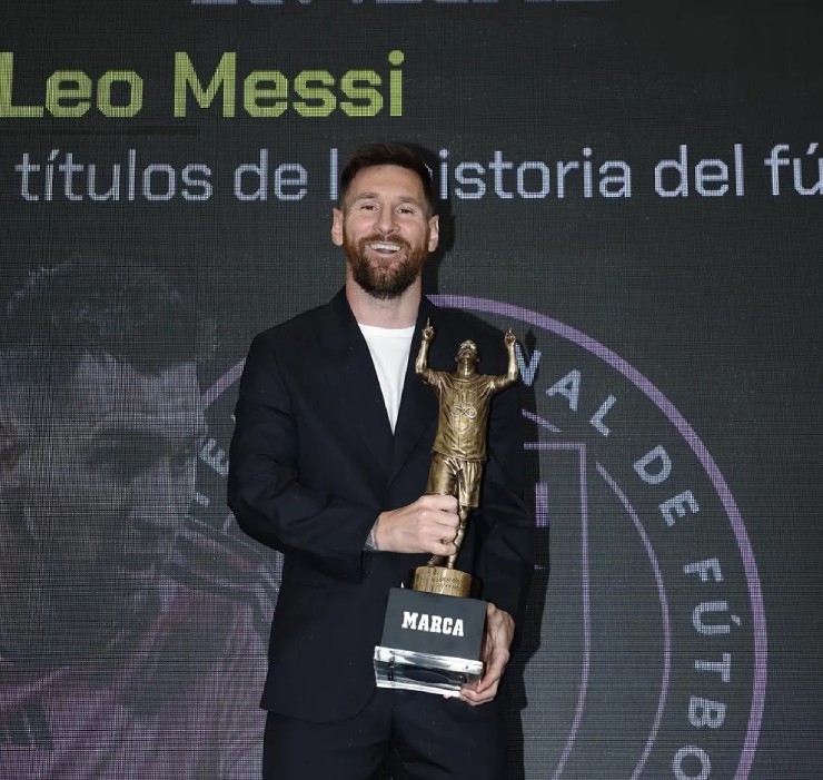 Messi nhận giải thưởng "Cầu thủ đoạt nhiều danh hiệu nhất lịch sử bóng đá"