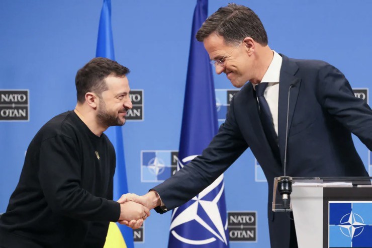 Tổng thống Ukraine Volodymyr Zelensky gặp Tổng thư ký NATO Mark Rutte tại trụ sở NATO ở Brussels, Bỉ vào ngày 17/10/2024. Ảnh: AFP/Getty Images.