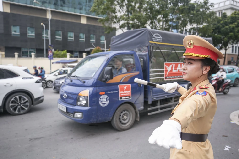 Từng động tác điều tiết, chỉ huy giao thông được nữ Đại úy thực hiện thuần thục, giống như "người nhạc trưởng" giữa đường phố đông đúc.