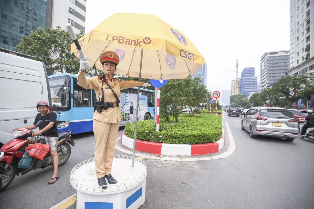 Đại úy Nhung chia sẻ, làm việc trong lực lượng vũ trang là công việc vất vả ngay cả với nam giới bởi thường xuyên phải đi làm sớm tối, nắng mưa thất thường, tiếp xúc với nhiều đối tượng, nhưng nữ Đại úy luôn làm việc với tinh thần nghiêm túc, không ngại việc khó. Việc đi sớm về muộn đã trở thành điều hết sức bình thường.