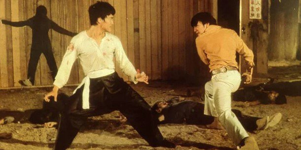 This is one of Bruce Lee's signature martial arts moves and he performed it beautifully in the movie. Photo: Internet.