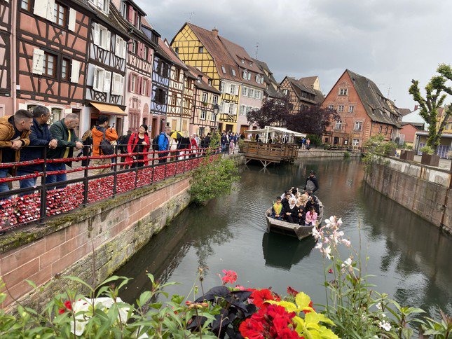 Đôi bờ sông Lauch, chảy qua phố cổ Colmar