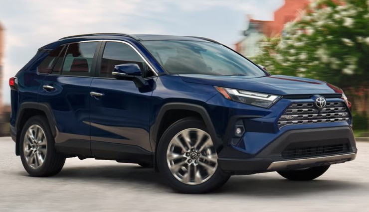 7. 2025 Toyota RAV4 có nội thất rộng rãi, động cơ 4 xi lanh tiết kiệm xăng và thân hình xe mạnh mẽ, có khả năng cạnh tranh cao trong phân khúc SUV cỡ nhỏ hiện nay. Xe trang bị động cơ 4 xi lanh, dung tích 2.5L, cho công suất tối đa 203 mã lực, rất mạnh mẽ.