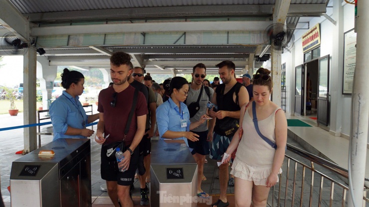 Khách Tây đổ về Cát Bà ăn gì, chơi gì? - 2
