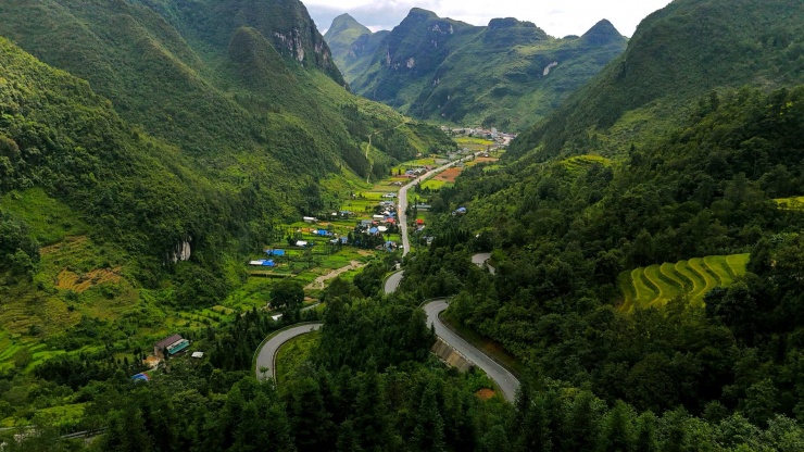 Với những khúc cua uốn lượn quanh co bên sườn núi, dốc Chín Khoanh được giới mê du lịch mạo hiểm và tốc độ coi là một trong những cung đường phải chinh phục ở Việt Nam