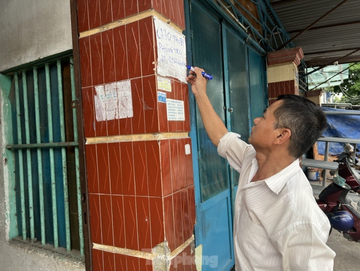 Viết lại thông tin “cho thuê phòng trọ” cùng số điện thoại liên lạc trước nhà, ông Hoàng Phó Thạo (chủ nhà trọ ở khu phố 9, phường Tân Tạo, quận Bình Tân) thở dài nói rằng, gần 20 năm kinh doanh nhà trọ, chưa bao giờ ế ẩm như lúc này.