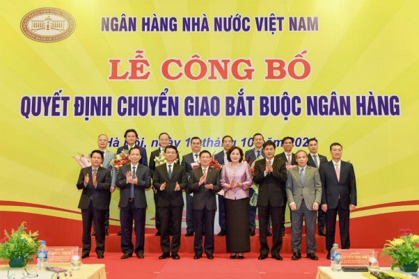 Phó Thủ tướng Hồ Đức Phớc cùng Ban Lãnh đạo Ngân hàng Nhà nước trong lễ chuyển giao (ảnh: SBV).