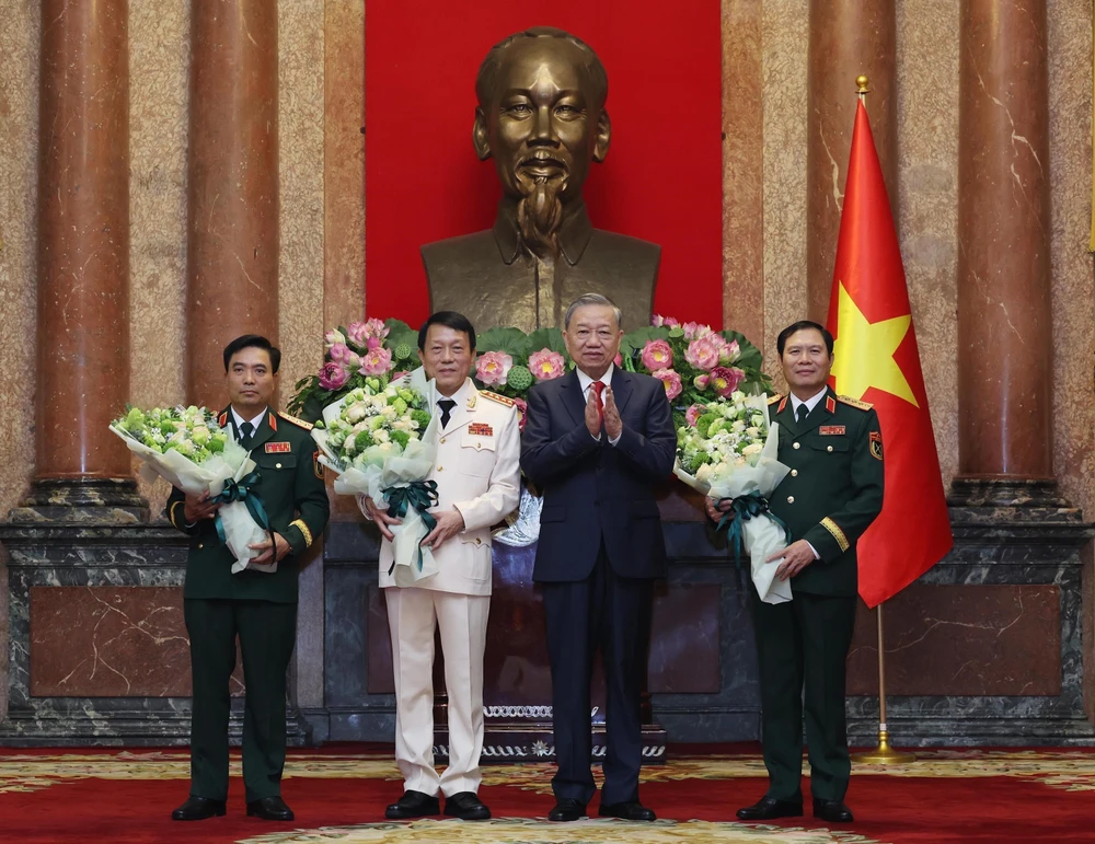 Tổng Bí thư, Chủ tịch nước Tô Lâm chúc mừng các cán bộ được thăng quân hàm Đại tướng, Thượng tướng. Ảnh: TTXVN