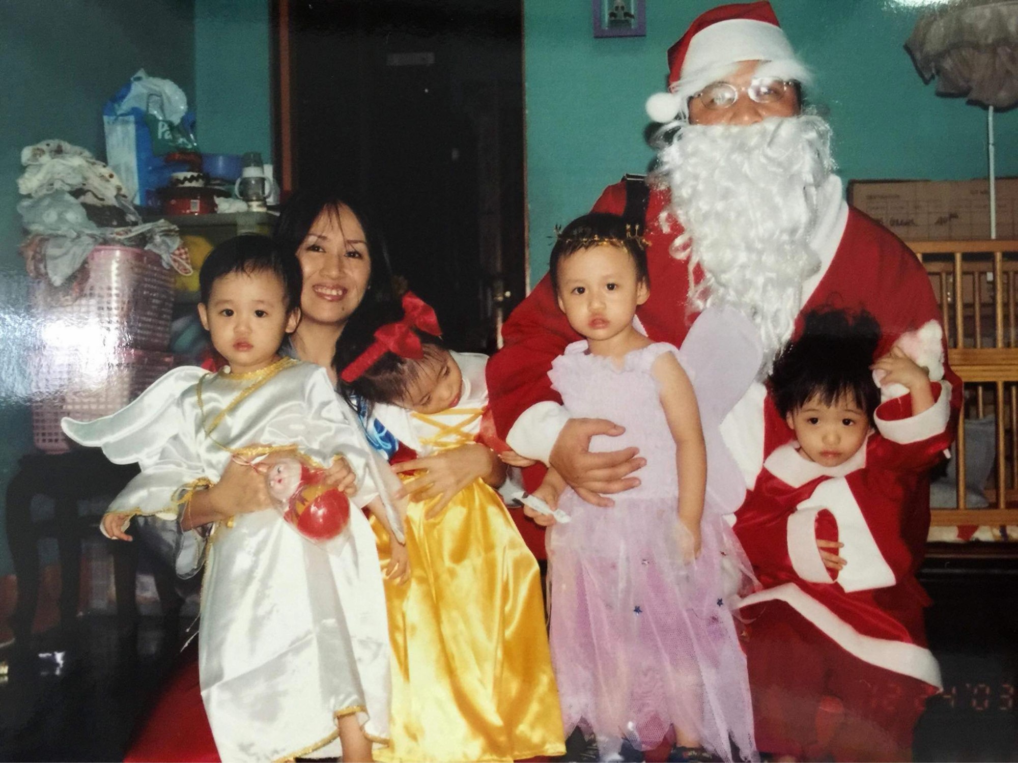 Cả nhà chụp ảnh Noel năm 2003.