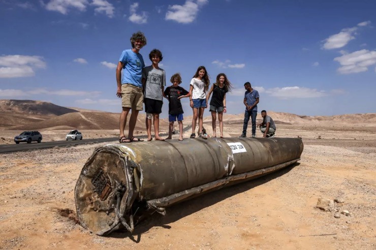 Mảnh vỡ tên lửa Iran rơi xuống sa mạc ở Israel. Ảnh: AFP.