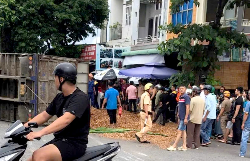 Tai nạn thương tâm: Xe chở dăm gỗ lật nghiêng đè tử vong 3 nạn nhân ở Quy Nhơn