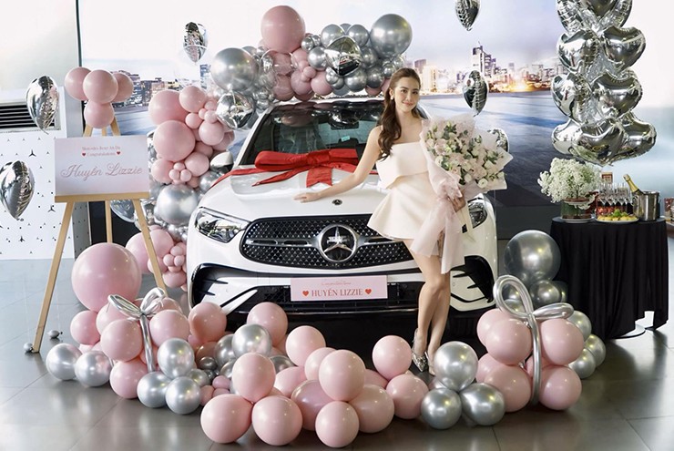 Huyền Lizzie tậu xe Mercedes-Benz GLC tiền tỷ