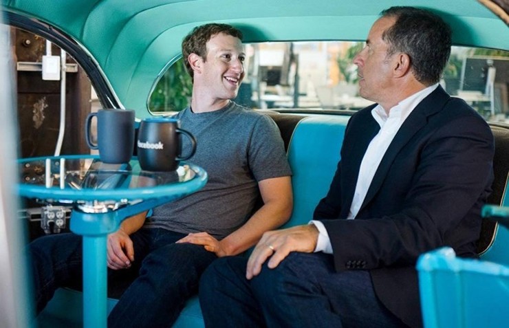 Ông chủ Meta, công ty mẹ của Facebook, tỷ phú Mark Zuckerberg vốn quen thuộc với hình ảnh giản dị cùng chiếc áo phông xám ở mọi sự kiện mà anh có mặt, dù đi chơi hay đi làm.
