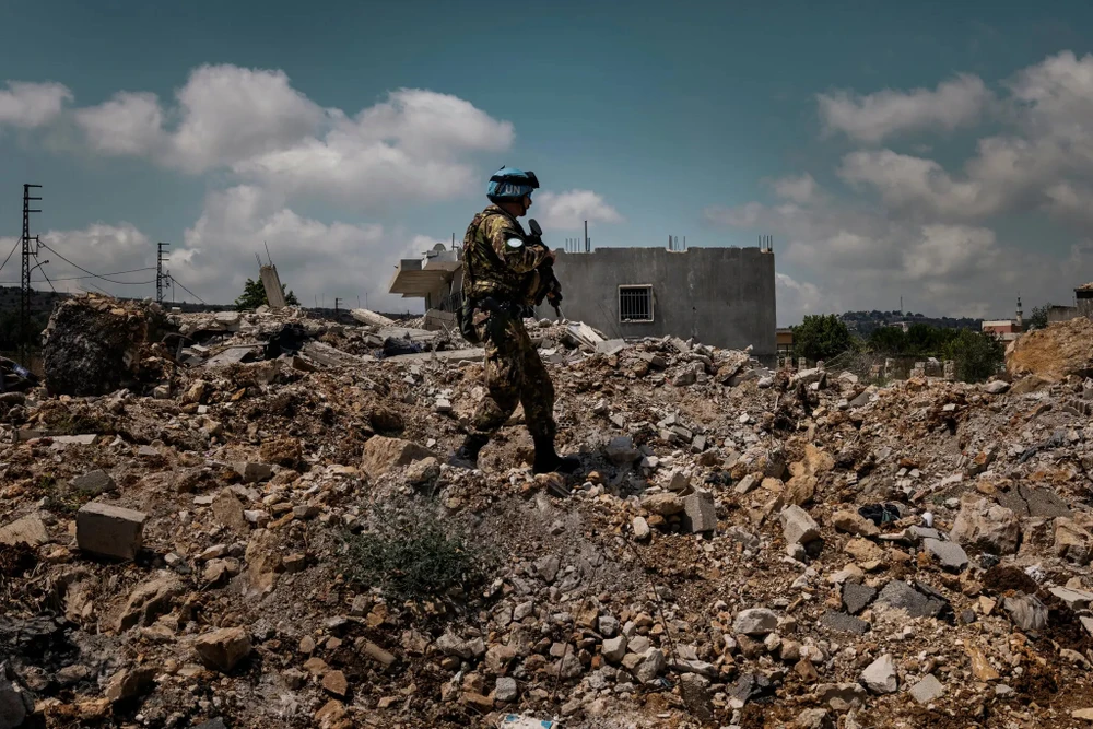 Một binh sĩ UNIFIL làm việc tại Lebanon. Ảnh: THE NEW YORK TIMES