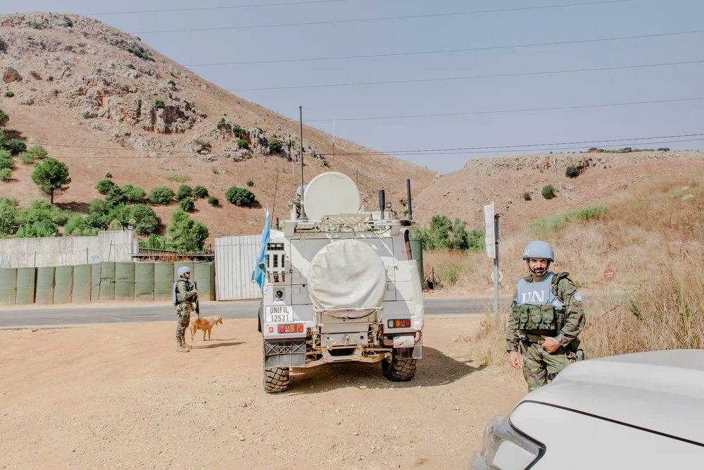 Các thành viên Lực lượng gìn giữ hòa bình của LHQ (UNIFIL) tại một ngôi làng ở miền nam Lebanon. Ảnh: THE WASHINGTON POST