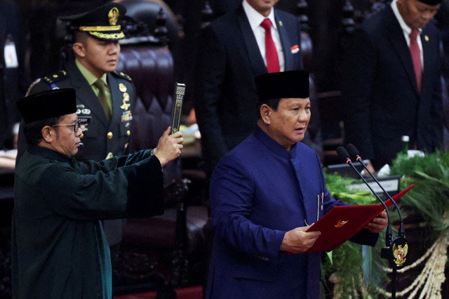 Ông Prabowo Subianto tuyên thệ nhậm chức tổng thống ở thủ đô Jakarta - Indonesia ngày 20-10. Ảnh: REUTERS