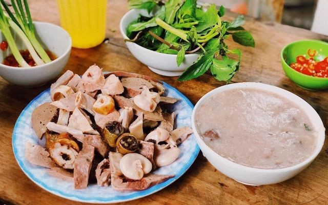 Quán cháo lòng Huệ chỉ mở cửa nửa ngày, từ 7h đến 14h hàng ngày.