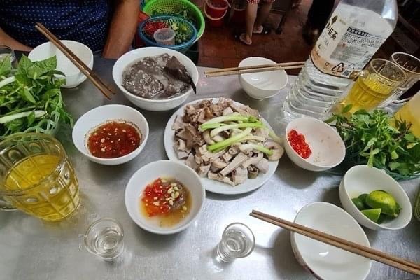 Cháo lòng tại đây đặc sánh, không loãng. Bát cháo đầy ắp với các loại dồi, lòng non, dạ dày và thậm chí cả khấu đuôi.