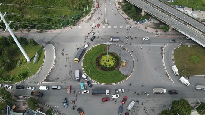 Vòng xoay Phú Hữu, TP Thủ Đức, được khoét vào bên trong để thu hẹp đường kính, tăng diện tích mặt đường. Ảnh: Đình Văn