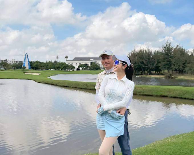 Golf là môn thể thao yêu thích của cả hai vợ chồng Jennifer Phạm nên cô coi mỗi lần ra sân là cơ hội để hẹn hò, tận hưởng thế giới của hai người. Dù bận rộn với việc kinh doanh và chăm con, người đẹp không quên dành thời gian cho bản thân cũng như ông xã để giữ lửa hôn nhân.