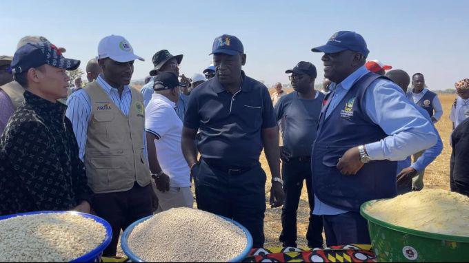 Bộ trưởng Nông nghiệp Angola Antonio Francisco de Assis (giữa, mặc áo polo màu đen) đến thăm trang trại Team châu Phi hồi tháng 7. Ảnh: Linh Philip Vlogs