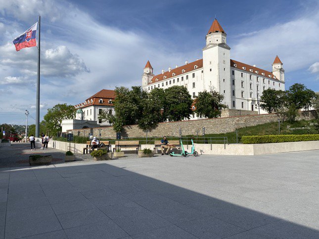 Lâu đài Bratislava, nằm trên ngọn đồi cao, bên bờ sông Danube