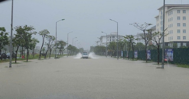 Người đàn ông can đảm cõng con gái nhỏ trên vai vượt nước lũ chảy xiết