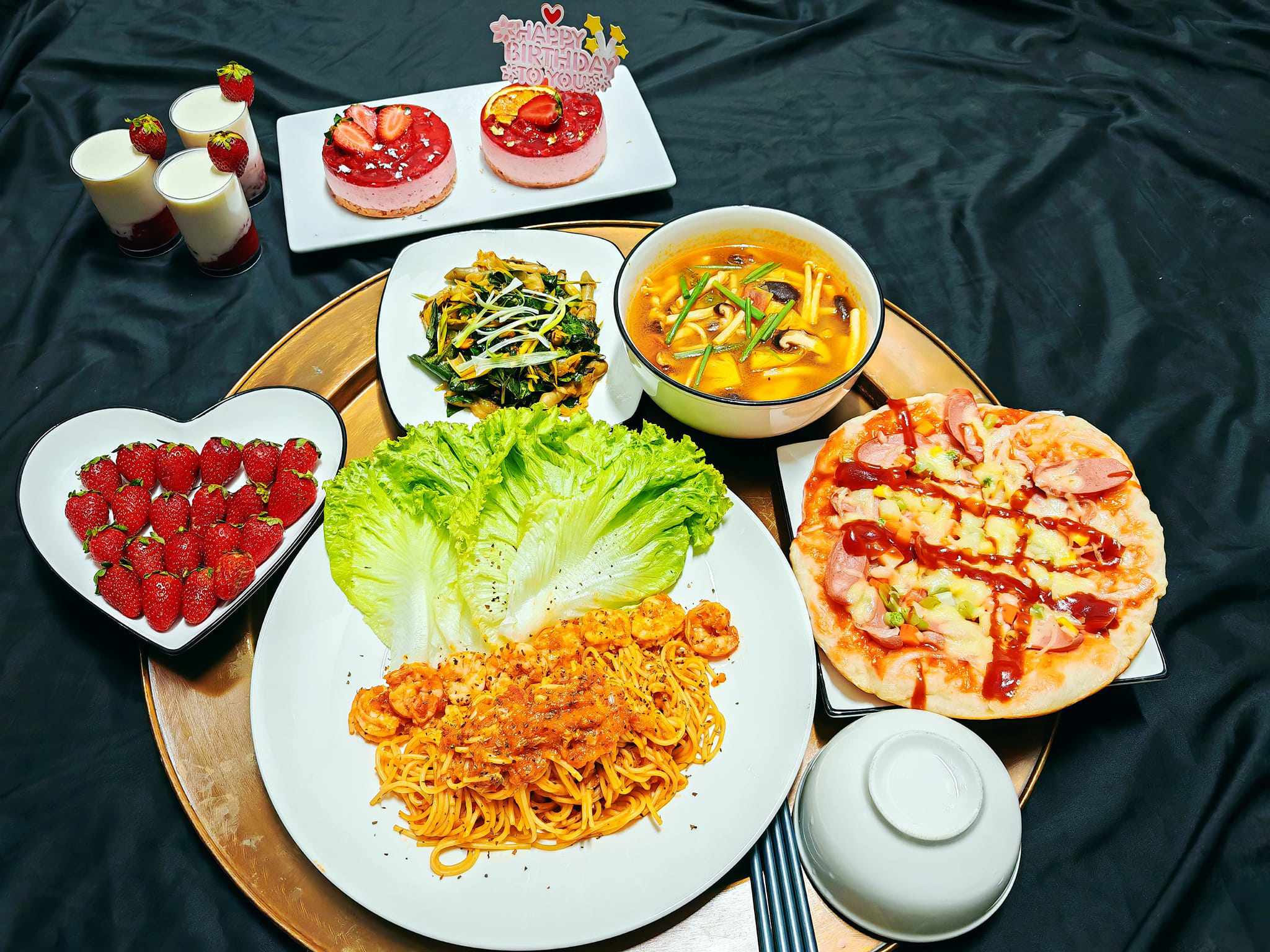 Mỳ Spaghetti tôm; pizza xúc xích, ốc móng tay xào lá lốt, canh nấm Thái chua ngọt. Tráng miệng: Sữa dâu tây lắc, bánh mousse dâu tây.