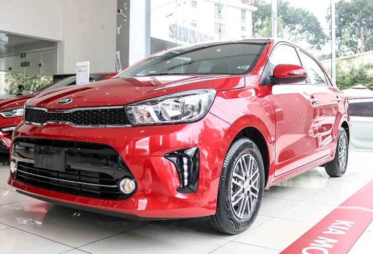 2. KIA Soluto 2024 phân phối tại Việt Nam với 4 phiên bản khác nhau, có giá đề xuất từ 386-449 triệu đồng. Xe có thiết kế phần đầu được cập nhật nhìn trẻ trung và thể thao hơn. Trong khi không gian nội thất tương đối rộng rãi, khoang hành lý lớn nổi bật. Động cơ xe loại Kappa 1.4L chạy xăng, đạt công suất tối đa 94 mã lực và mô-men xoắn cực đại 132 Nm.