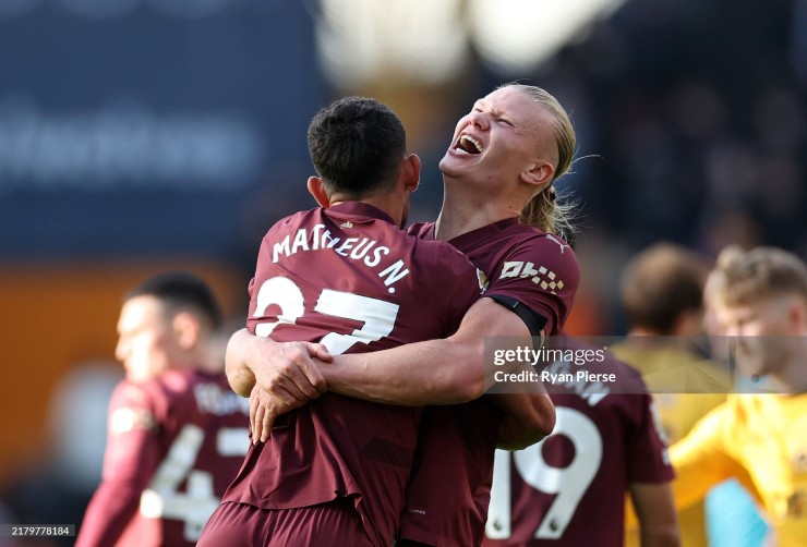 Man City lên đỉnh Ngoại hạng Anh sau khi thắng Wolves