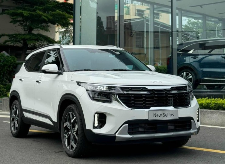 2024 KIA Seltos hiện đang được phân phối ở Việt Nam với 6 phiên bản khác nhau: New Seltos 1.5L AT (599 triệu đồng); New Seltos 1.5L Deluxe (639 triệu đồng); New Seltos 1.5L Luxury (699 triệu đồng); New Seltos 1.5L Premium (749 triệu đồng); Seltos 1.5T Turbo Luxury (749 triệu đồng); Seltos 1.5T GT - Line (799 triệu đồng); và Seltos 1.5T GT-Line đặc biệt (839 triệu đồng).
