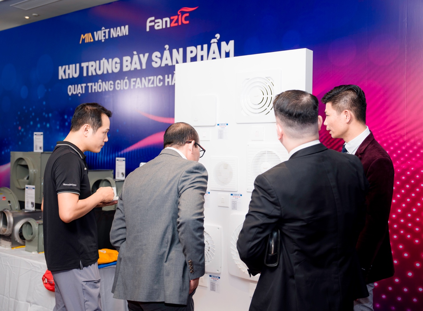 Khách hàng tại khu trưng bày sản phẩm Fanzic