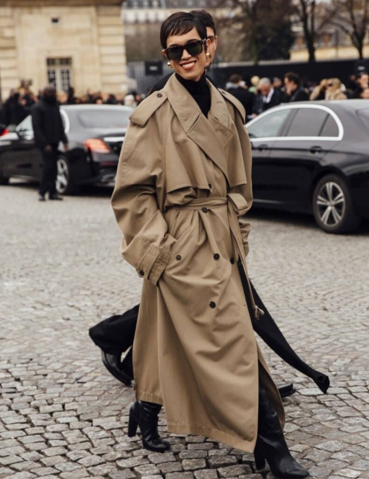 Theo Vogue, Thu Đông 2024 là mùa của trench coat - mẫu áo đem tới vẻ thanh lịch, phù hợp với mọi vóc dáng. Bạn chỉ cần diện một bộ đồ đen đơn giản bên trong, khoác trench coat, đi bốt là đủ ghi điểm trên phố. Ảnh: TST