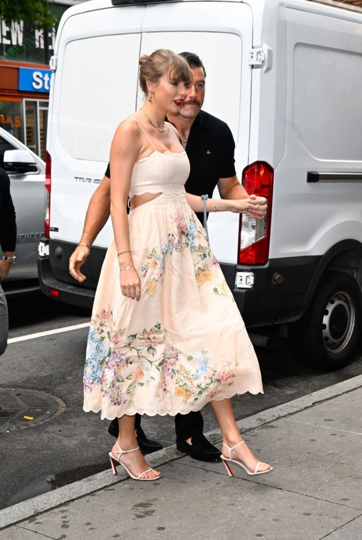 At the wedding of model Karen Elson in September, Taylor showed off her graceful look in a floral cut-out dress in elegant tones by Zimmermann, Christian Louboutin strappy sandals and a blue Vivienne Westwood crossbody bag. Photo: Backgrid