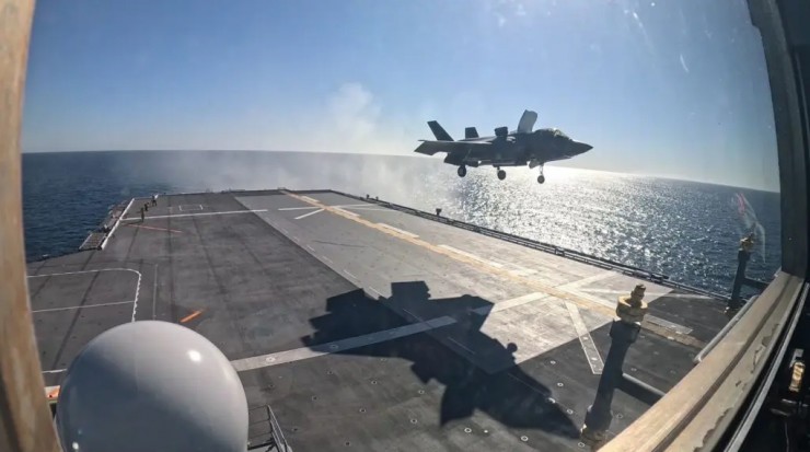 Chiếc tiêm kích tàng hình F-35B đầu tiên hạ cánh thành công xuống khu trục hạm JS Kaga của Nhật Bản. Ảnh: Zona Militar