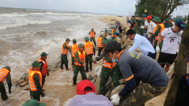 Trước tình trạng sạt lở bờ biển nghiêm trọng tại xã Phú Thuận và phường Thuận An, trong ngày 22/10, ông Hoàng Hải Minh - Phó Chủ tịch UBND tỉnh TT-Huế đã kiểm tra hiện trường và chỉ đạo lực lượng chức năng phối hợp chính quyền địa phương có phương án xử lý khẩn cấp.