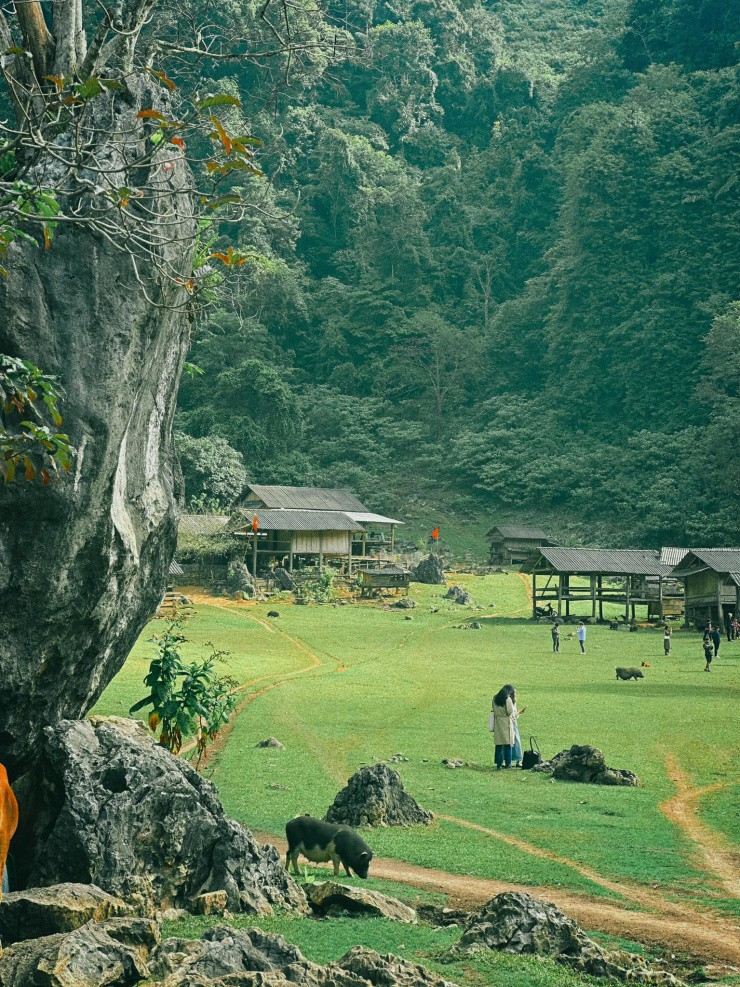 Nét độc đáo của Hang Táu đã khiến rất nhiều bạn trẻ không ngại đường xa để đến đây. Ảnh: Hoàng Ba Đình.