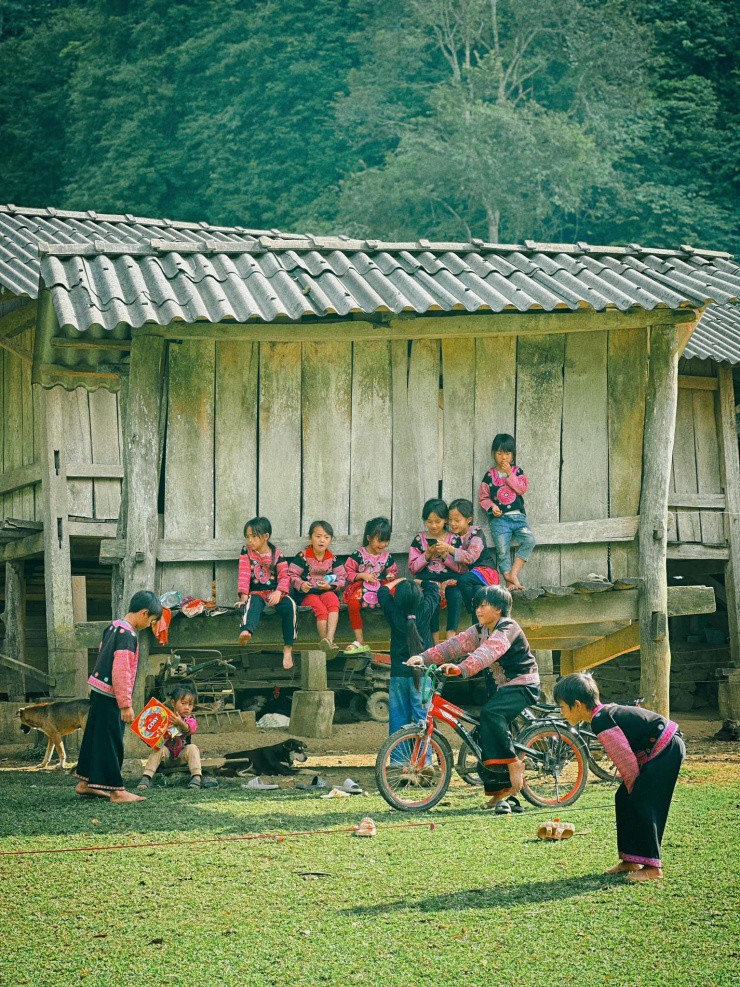 Nhịp sống bình yên, vui vẻ sẽ khiến bạn như lãng quên thế giới bên ngoài khi đến Hang Táu. Ảnh: Hoàng Ba Đình.