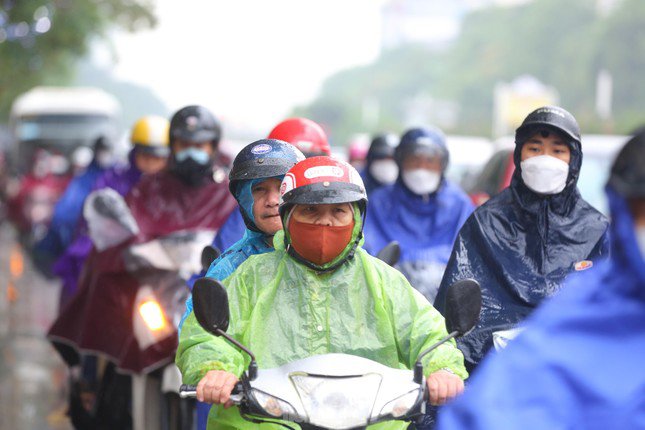 Miền Bắc đón không khí lạnh, miền Trung mưa lớn giảm cường độ, nguy cơ lũ quét, sạt lở đất ở miền Trung rất cao