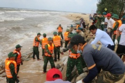 Sạt lở nghiêm trọng tại bờ biển Thừa Thiên Huế đe dọa nhà dân, đất đai