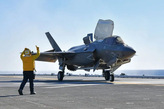 Tiêm kích tàng hình F-35B thực hiện cuộc hạ cánh “lịch sử” trên chiến hạm - 3