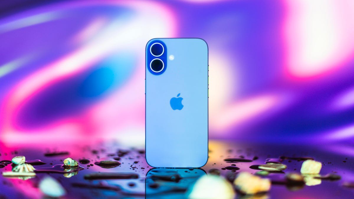 iPhone 16 Plus nổi bật với thiết kế camera đặt dọc mới.