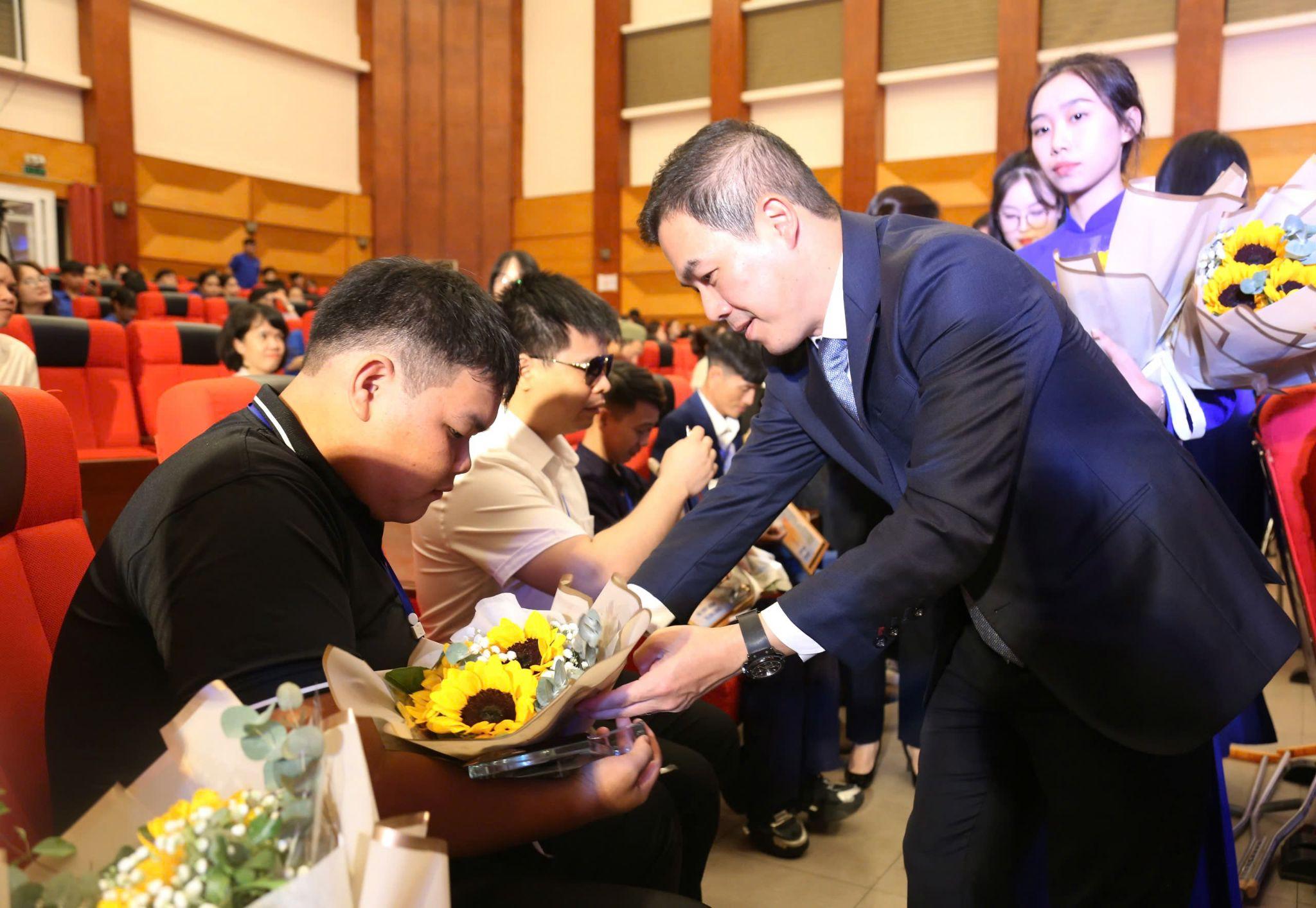 Ông Nguyễn Quang Hiền Huy, Tổng Giám đốc công ty TCP Việt Nam trao quà cho các tấm gương thanh niên khuyết tật tiêu biểu tại lễ vinh danh “Tỏa sáng Nghị lực Việt.