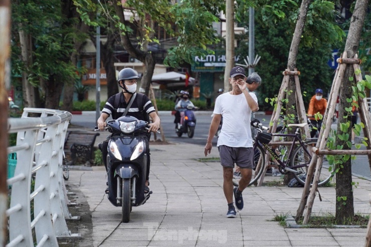 Hồ Tây bốc mùi hôi thối vì cá chết dạt vào bờ khiến người dân khó chịu